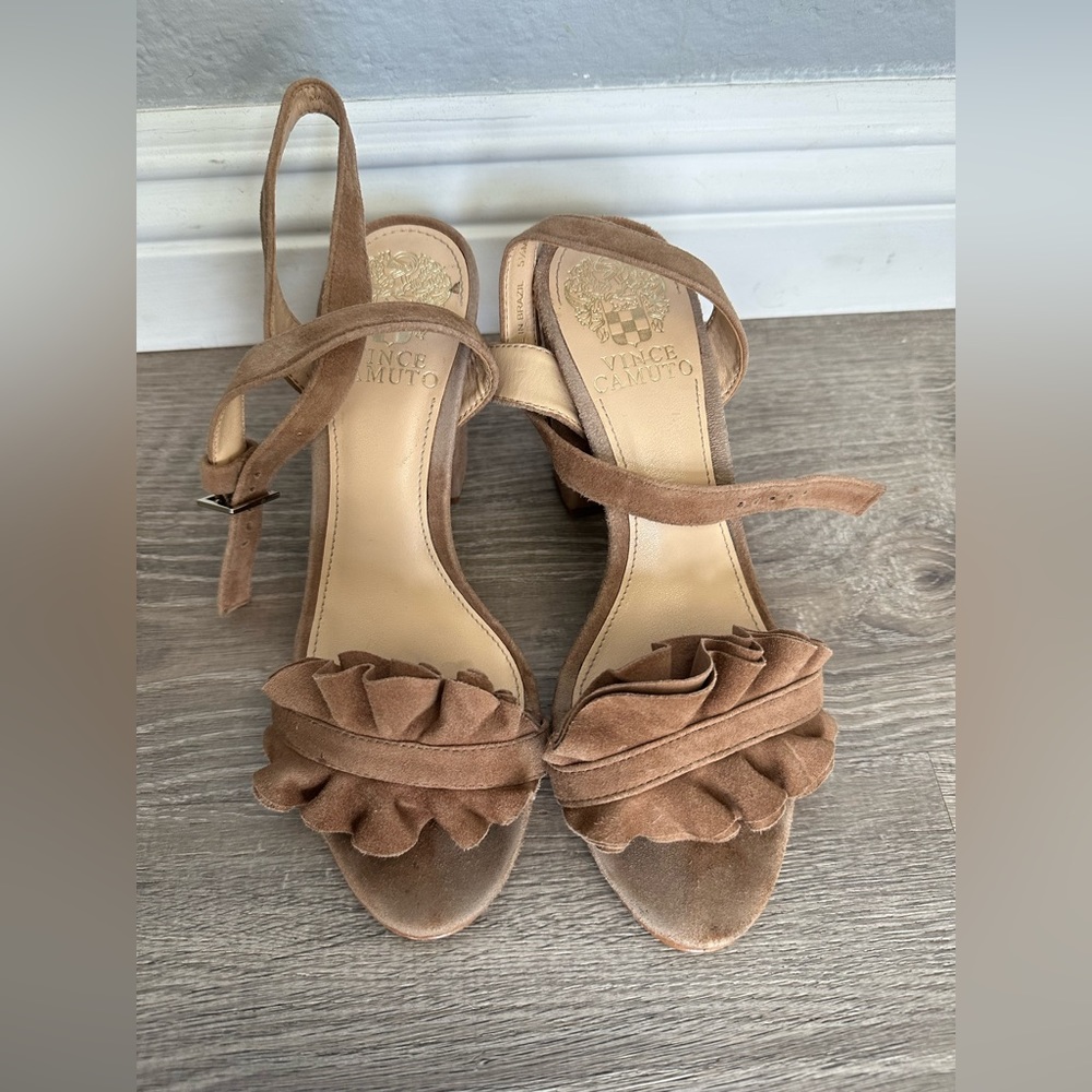 Preowned Vince Camuto Tan Suede Heels Size 6